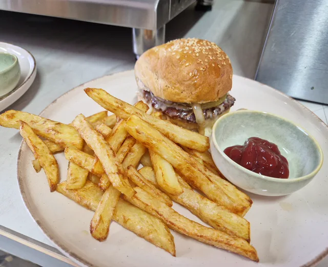 Burger me patate të skuqura